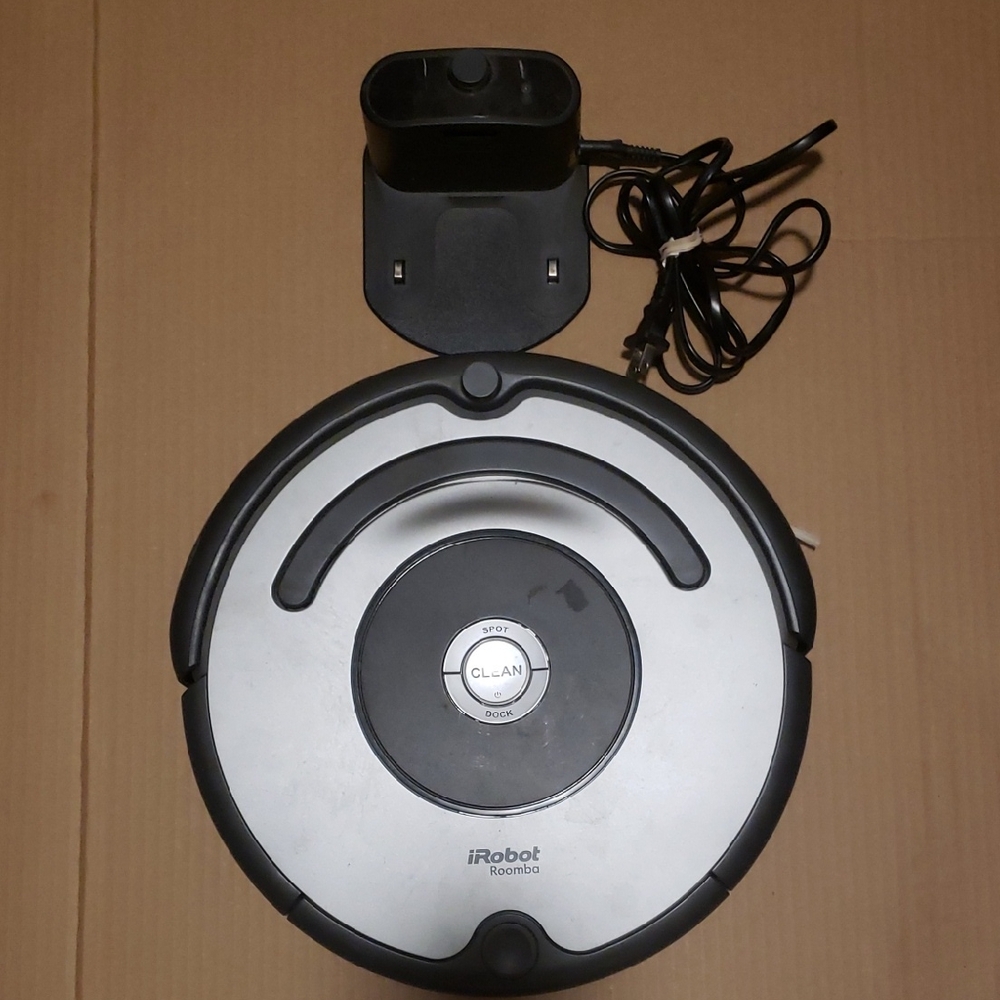 iRobot Roomba Vacuum Cleaner - Black and Gray Model 618 With Charger
